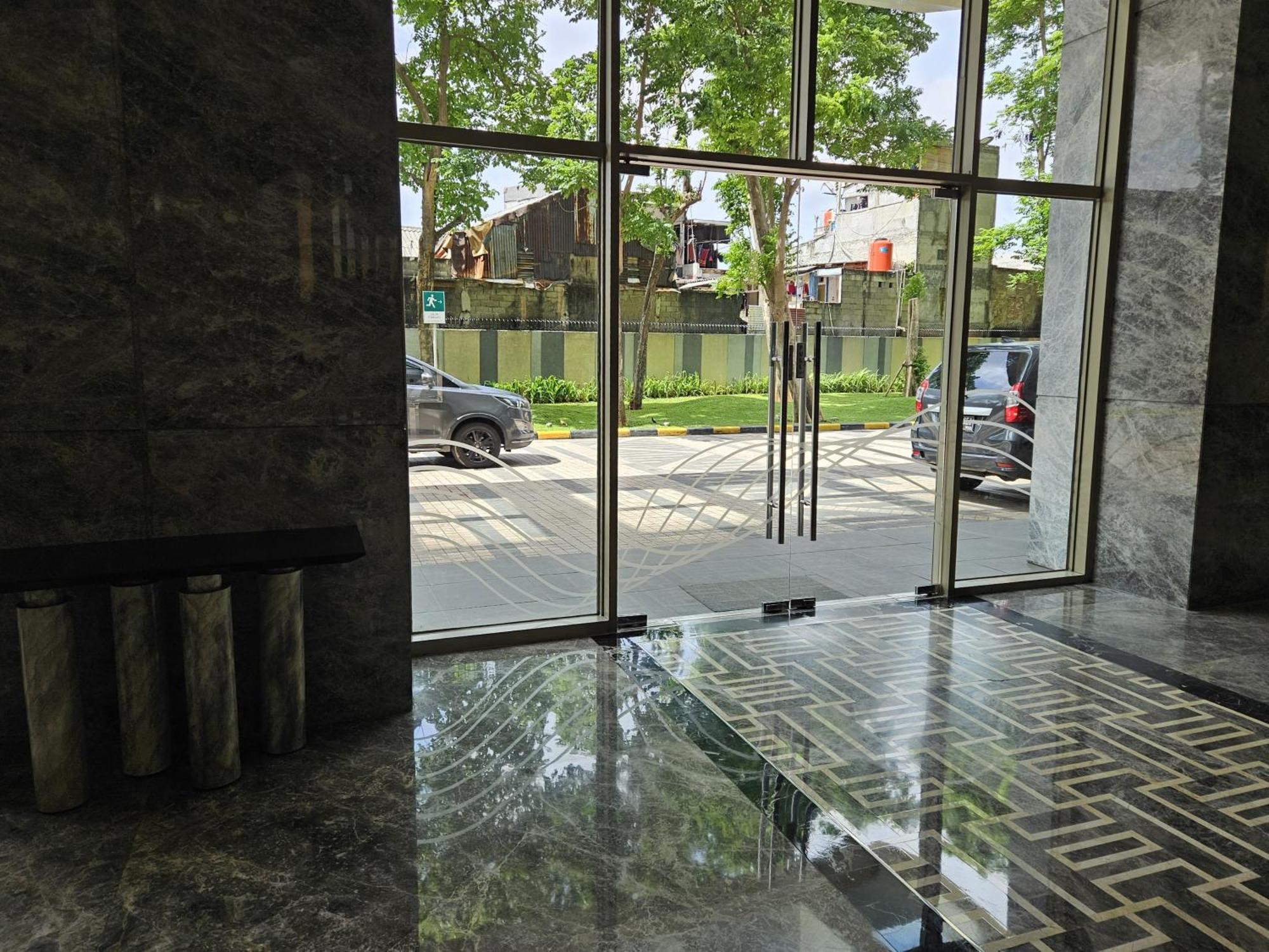 3Br Flat In Taman Anggrek Residence Джакарта Экстерьер фото